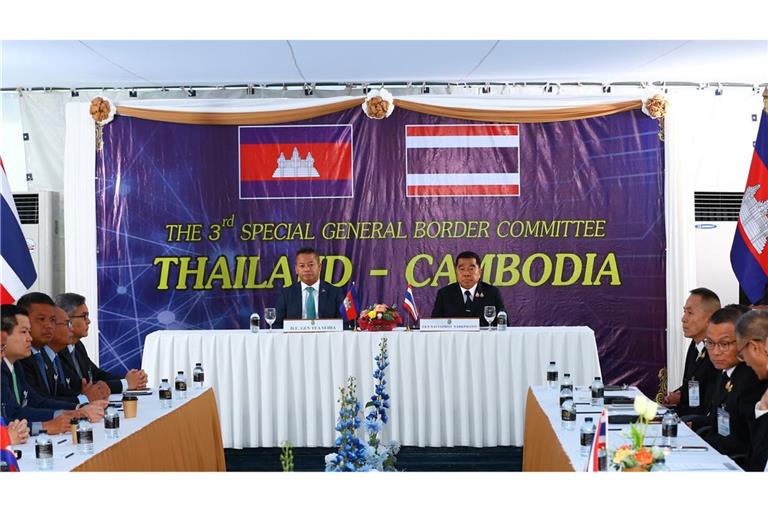 Thailand und Kambodscha unterzeichnen Waffenstillstandsabkommen.