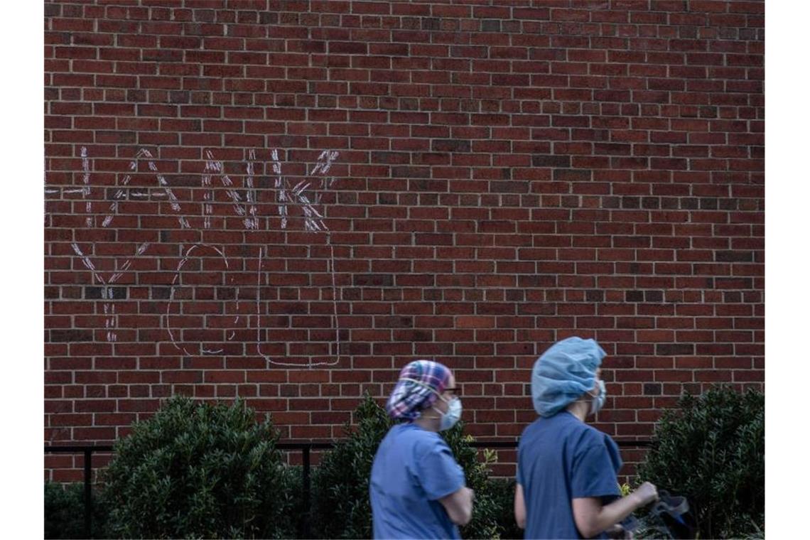 „Thank you“: Der Dank geht an das medizinische Personal. Die USA haben inzwischen in absoluten Zahlen weltweit die meisten Toten durch die Corona-Epidemie zu verzeichnen. Foto: Braulio Jatar/SOPA Images via ZUMA Wire/dpa