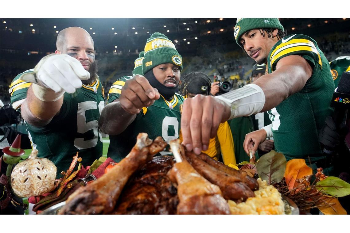 Bilder des Tages Thanksgiving-Feier auf dem Spielfeld: Packers-Stars genießen Truthahnkeulen nach Sieg gegen die Dolphins