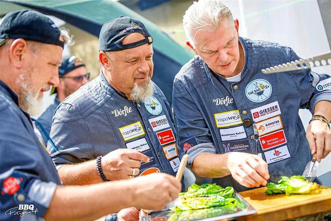Grilltipps von den Grillmeistern aus Allmersbach im Tal The Barbeeq’s in Aktion beim Grillevent im Dörfle von Andrea Berg in Aspach. Foto: The Barbeeq’s
