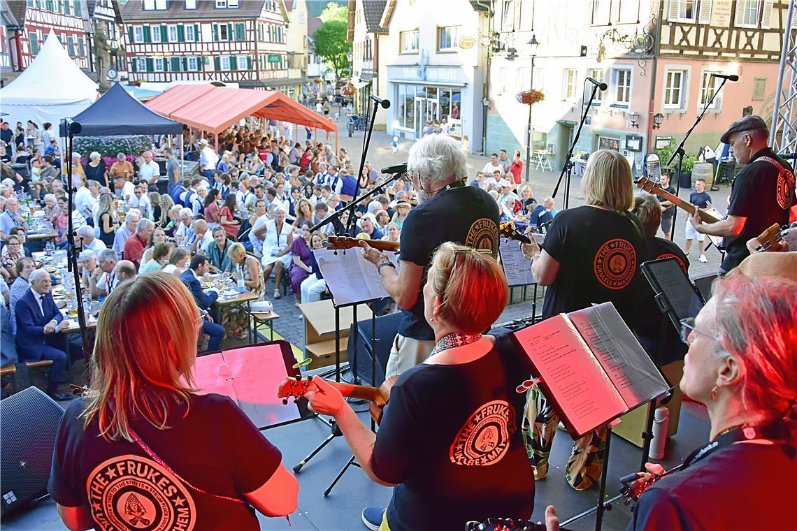 The Frukes aus Großbritannien mit ihren Ukelelen. Feier zu 60 Jahre Städtepartne...