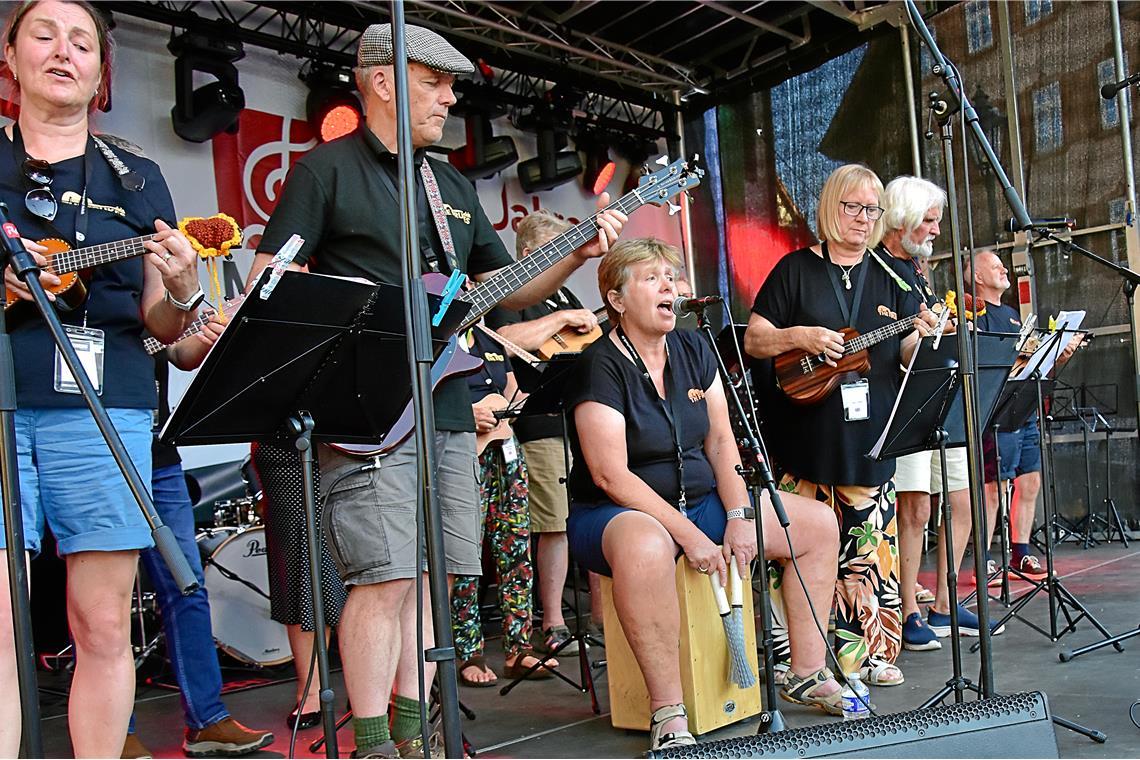 The Frukes aus Großbritannien mit ihren Ukelelen. Feier zu 60 Jahre Städtepartne...