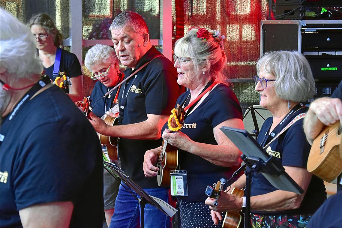 The Frukes aus Großbritannien mit ihren Ukelelen. Feier zu 60 Jahre Städtepartne...