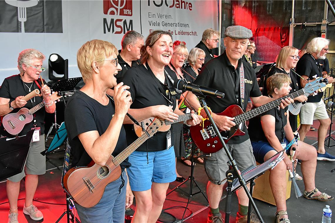 The Frukes aus Großbritannien mit ihren Ukelelen. Feier zu 60 Jahre Städtepartne...