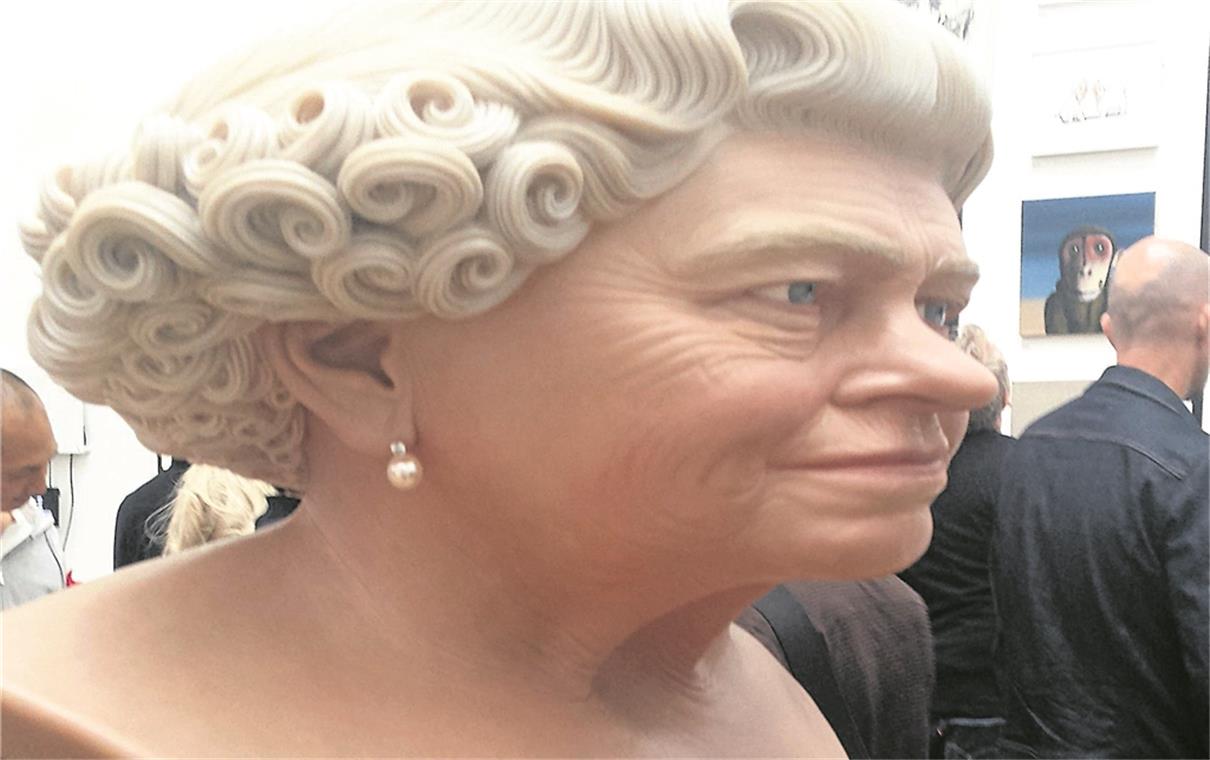 Objekt aus Auenwald in Londoner Schau „The Queen“ aus Fiberglas von John Humphreys. Die Arbeit wurde für 132000 Pfund verkauft.