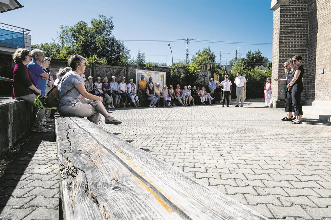 Anekdoten von der Grundsteinlegung Theaterpädagogin Nicole Huber und die Religionspädagoginnen Sabine Heeß und Elvira Reim nahmen die Gäste mit auf eine szenische Führung durch die Kirche.Fotos: A. Becher
