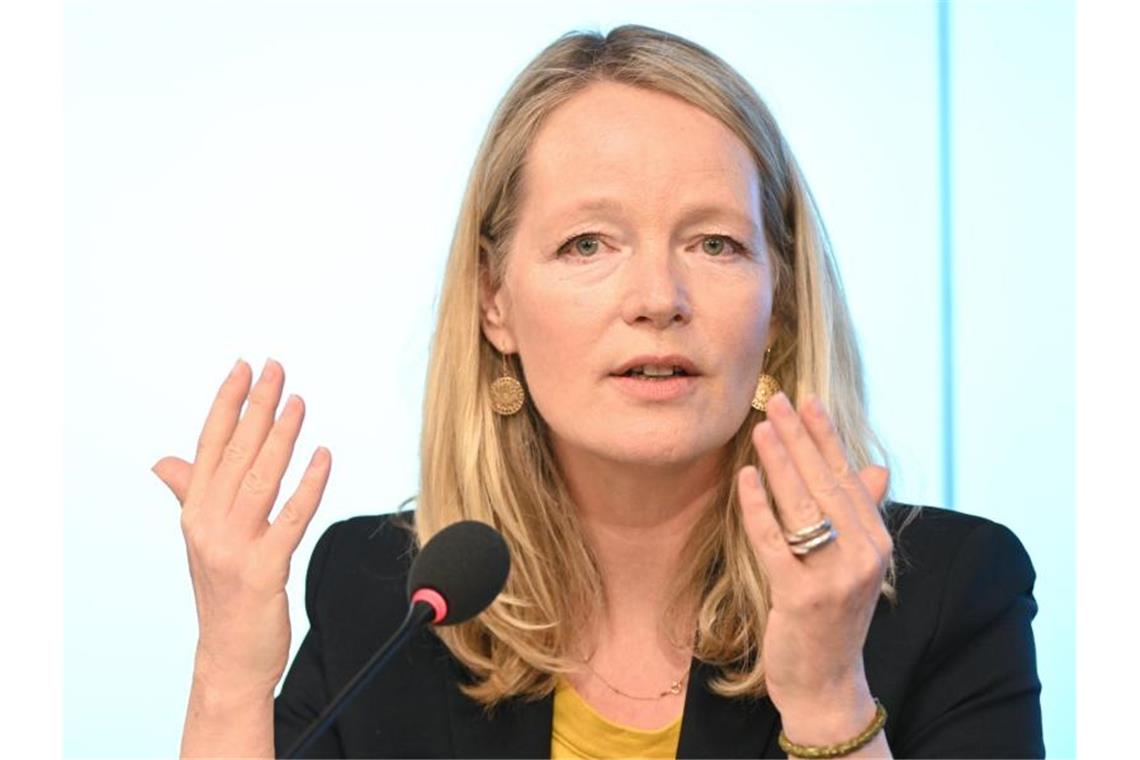 Walker und Strobl kritisieren Vorschlag für Tank-Gutscheine Thekla Walker (Bündnis 90/Die Grünen), Umweltministerin von Baden-Württemberg, spricht. Foto: Bernd Weißbrod/dpa