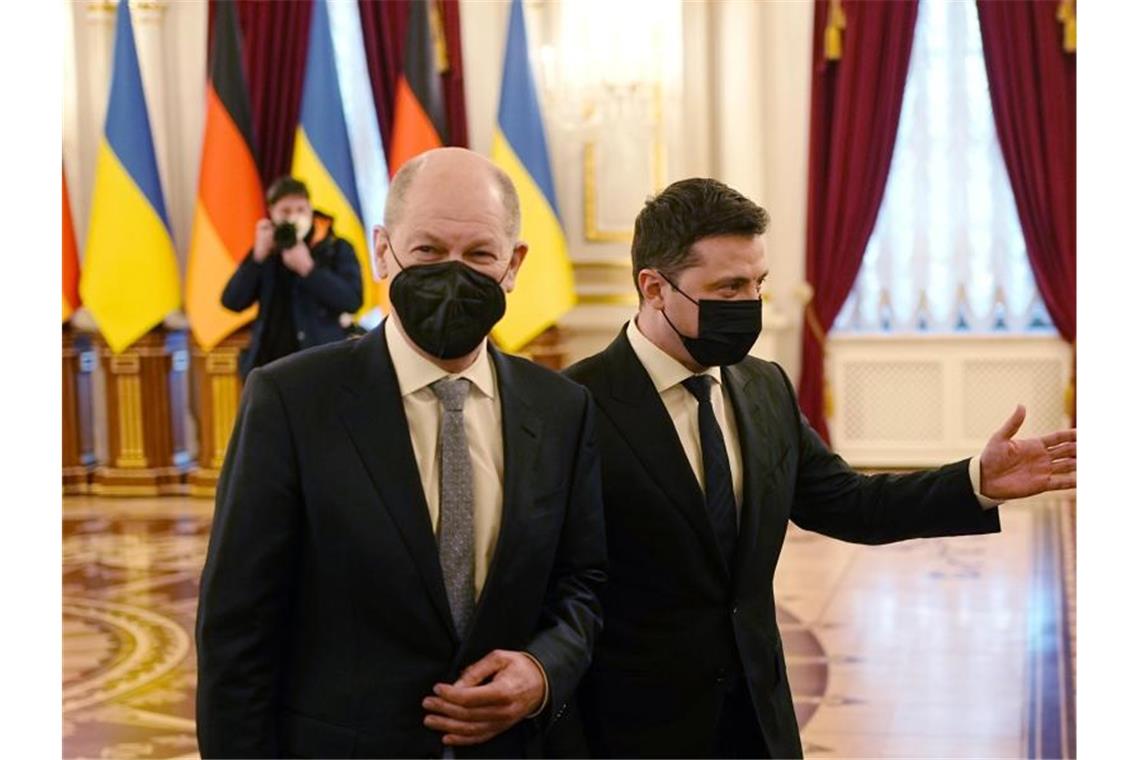 Geld statt Waffen: Scholz sagt Ukraine Millionen zu Thema des gemeinsamen Gesprächs von Bundeskanzler Olaf Scholz und Wolodymyr Selenskyj (r), Präsident der Ukraine, wird die Ukraine-Krise sein. Rein formal ist es sein Antrittsbesuch als Kanzler. Foto: Kay Nietfeld/dpa