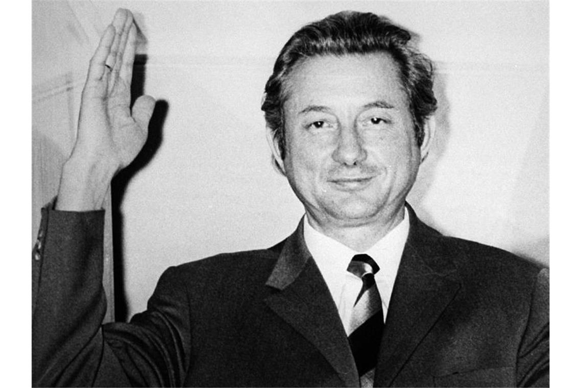 Theo Albrecht - Mit Billigpreisen zum Milliardär Theo Albrecht spricht rund 24 Stunden nach seiner Freilassung im Dezember 1971 von einem Fenster seiner Villa in Essen-Bredeney zu Journalisten. Er war damals entführt worden und wurde nach der Zahlung von sieben Millionen Mark nach 17 Tagen frei gelassen. Foto: picture alliance / dpa