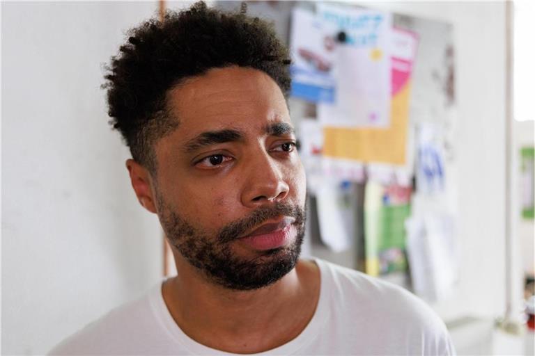 Theo (Julius Dombrink) ist kalt erwischt, als Britta ihm aufgewühlt Adams baldigen Tod verkündet.