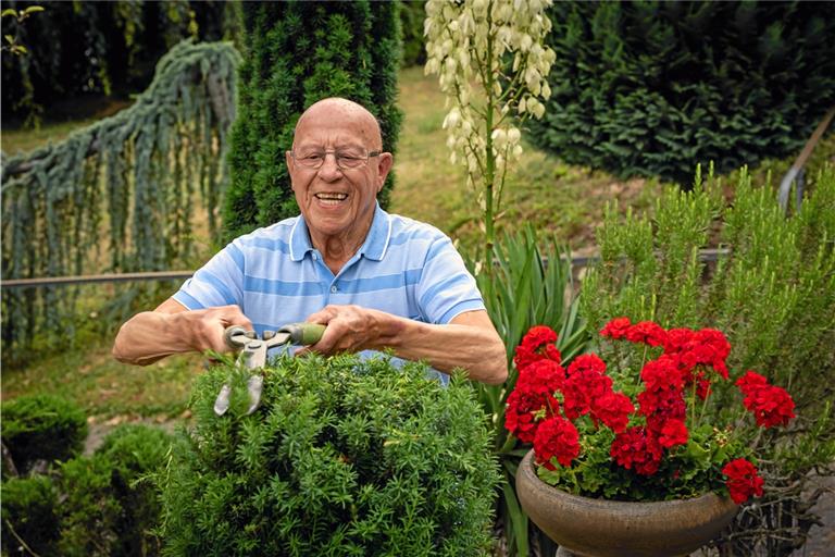 Theo Kunzi bei der Gartenarbeit in Kirchberg an der Murr. Foto: Alexander Becher