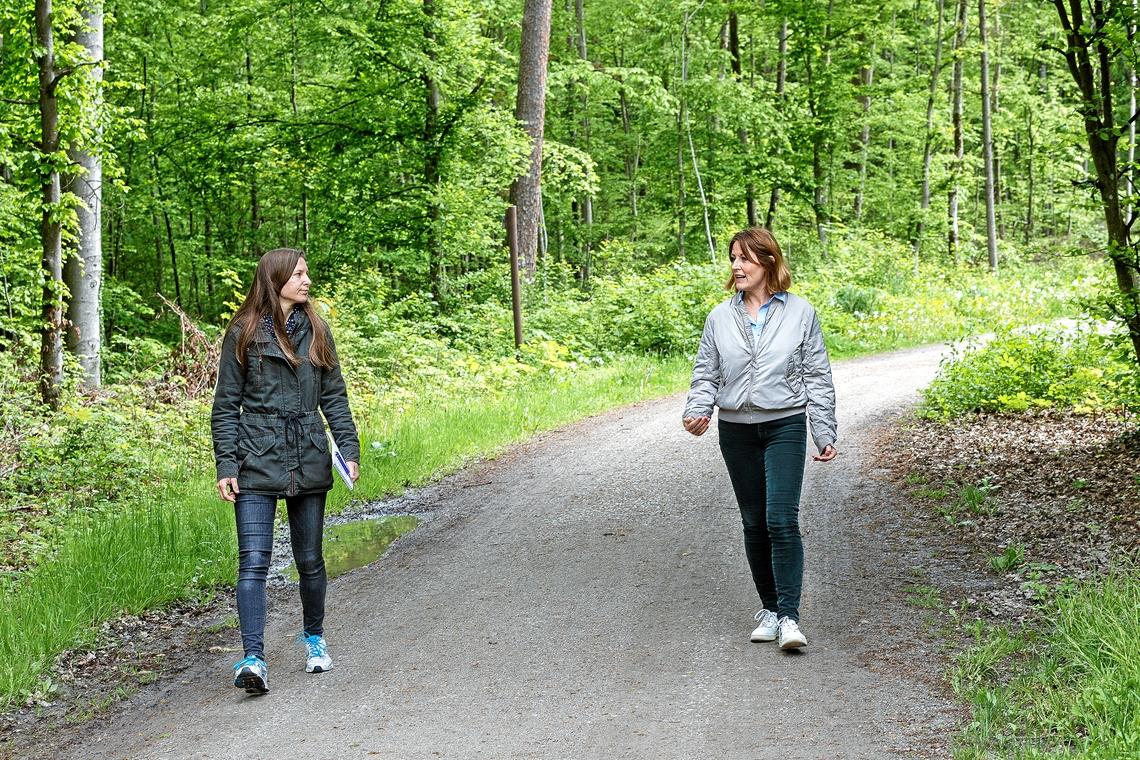 Therapeutin Johanna Mierzwa (rechts) bei einem Spaziergang mit Redakteurin Melanie Maier im Plattenwald. Foto: J. Fiedler
