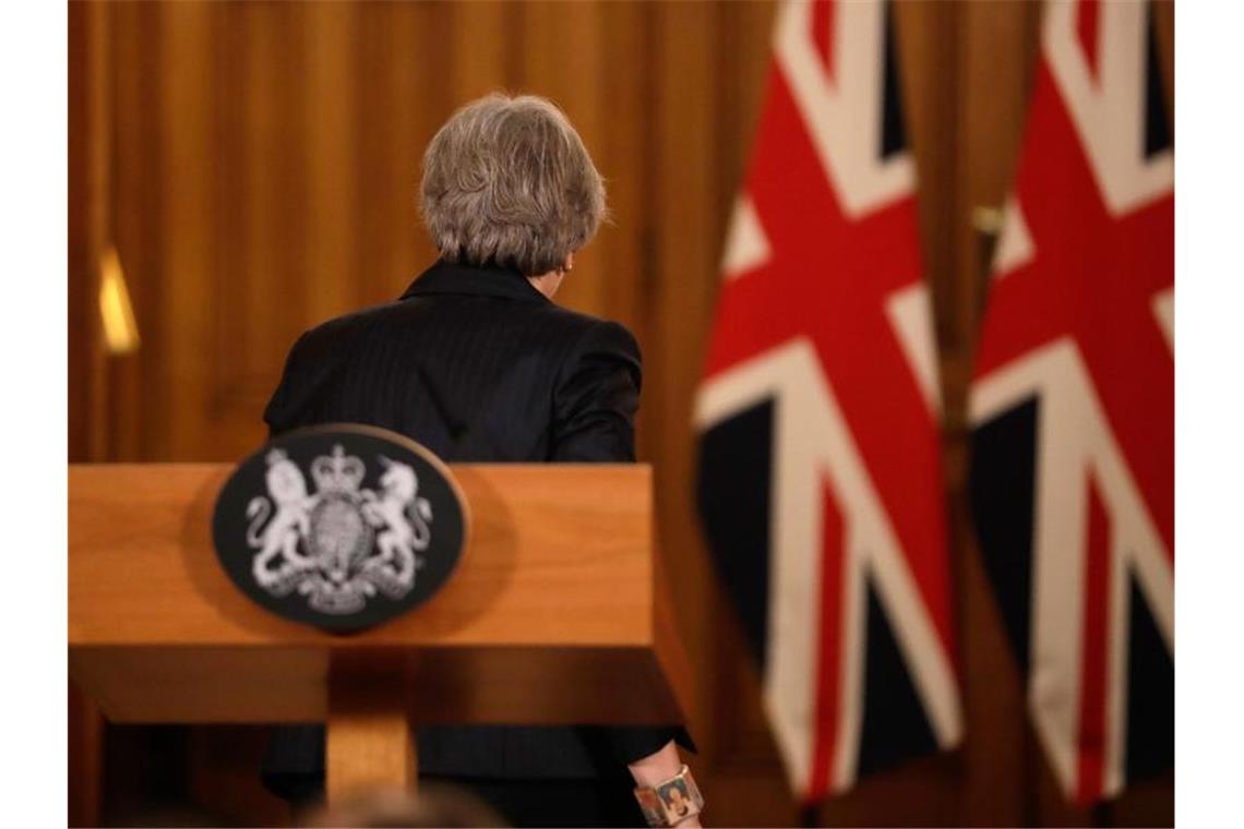 Theresa May, Premierministerin von Großbritannien, verlässt eine Pressekonferenz in der 10 Downing Street. Foto: Matt Dunham/PA Wire