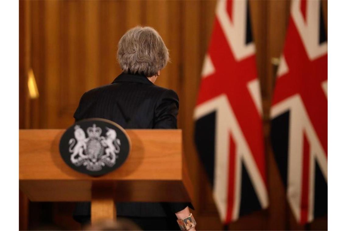 Kreise: May bietet Rücktritt vor nächster Parlamentswahl an Theresa May, Premierministerin von Großbritannien, verlässt eine Pressekonferenz in der 10 Downing Street. Foto: Matt Dunham/PA Wire