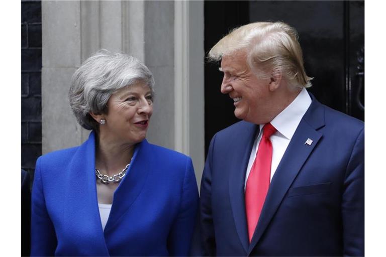 Theresa May und Donald Trump unterhalten sich vor 10 Downing Street in London, der Residenz der britischen Premierministerin. Foto: Alastair Grant/AP