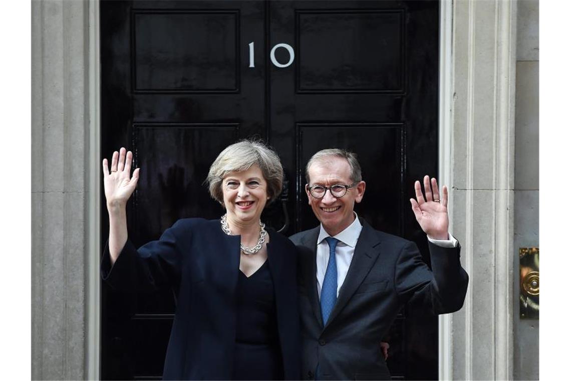 Premierministerin May gibt Amt als Parteichefin ab Theresa May und ihr Ehemann Philip in der Downing Street. Foto: Andy Rain/EPA
