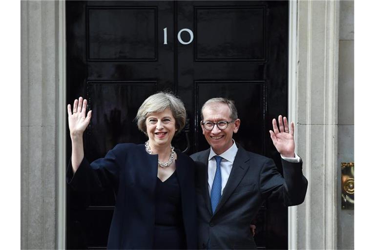 Theresa May und ihr Ehemann Philip in der Downing Street. Foto: Andy Rain/EPA