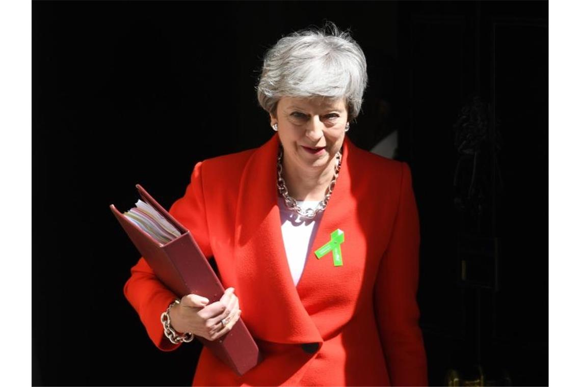 Theresa May vor der Tür von Downing Street 10. Auch innerparteilich steht die Premierministerin stark unter Druck. Foto: Stefan Rousseau/PA Wire