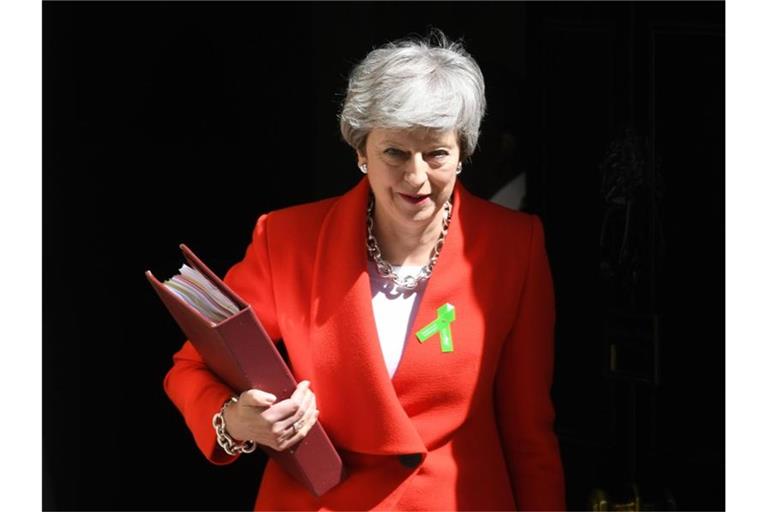 Theresa May vor der Tür von Downing Street 10. Auch innerparteilich steht die Premierministerin stark unter Druck. Foto: Stefan Rousseau/PA Wire
