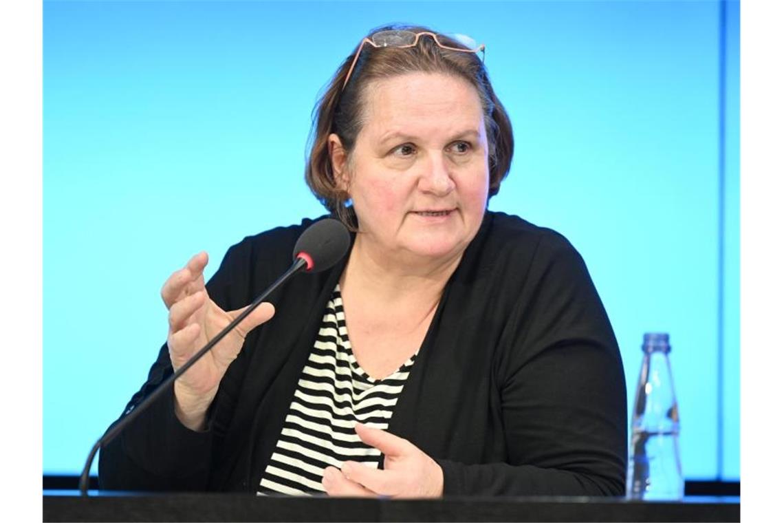 Theresa Schopper bei einer Pressekonferenz. Foto: Bernd Weißbrod/dpa