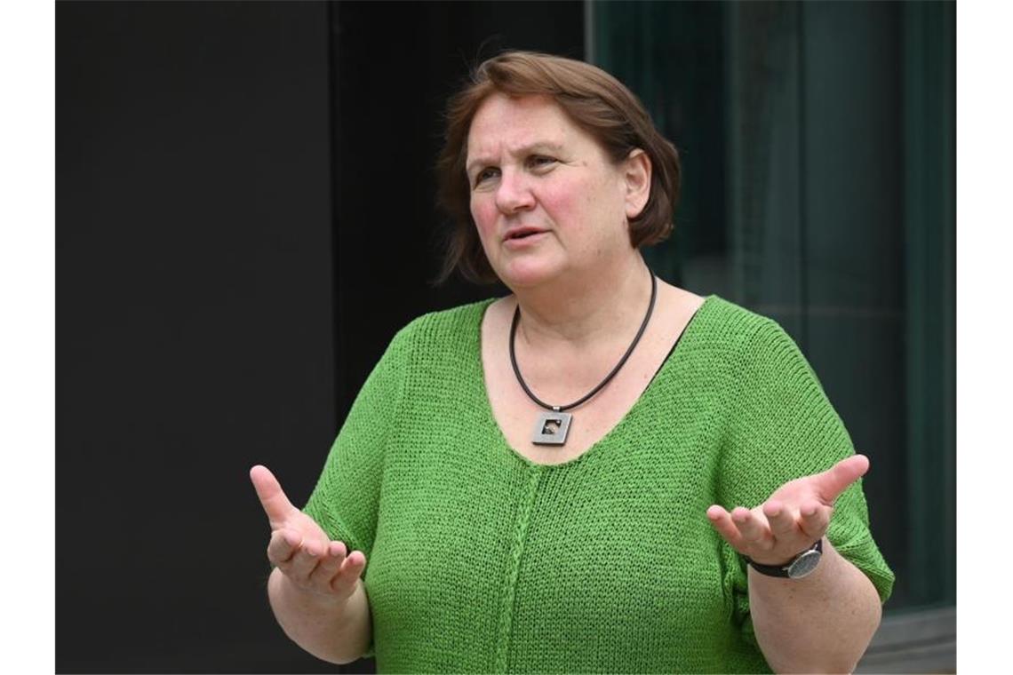 Kultusministerin: Rassismus auf dem Schulhof aufarbeiten Theresa Schopper (Bündnis 90 / Die Grünen), Kultusministerin von Baden-Württemberg, steht vor dem Landtag. Foto: Bernd Weißbrod/dpa