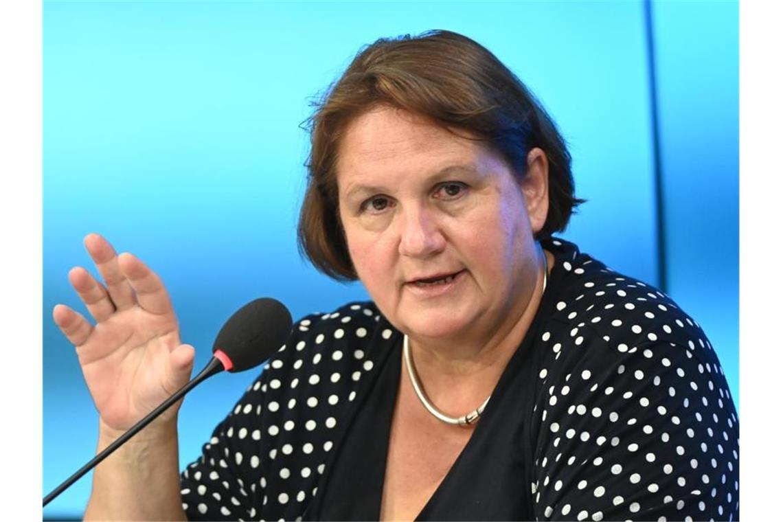 Schopper: Alle Schulen offen, aber „Habachtstellung“ Theresa Schopper (Bündnis 90/Die Grünen), Kultusministerin von Baden-Württemberg. Foto: Bernd Weißbrod/dpa/Archiv
