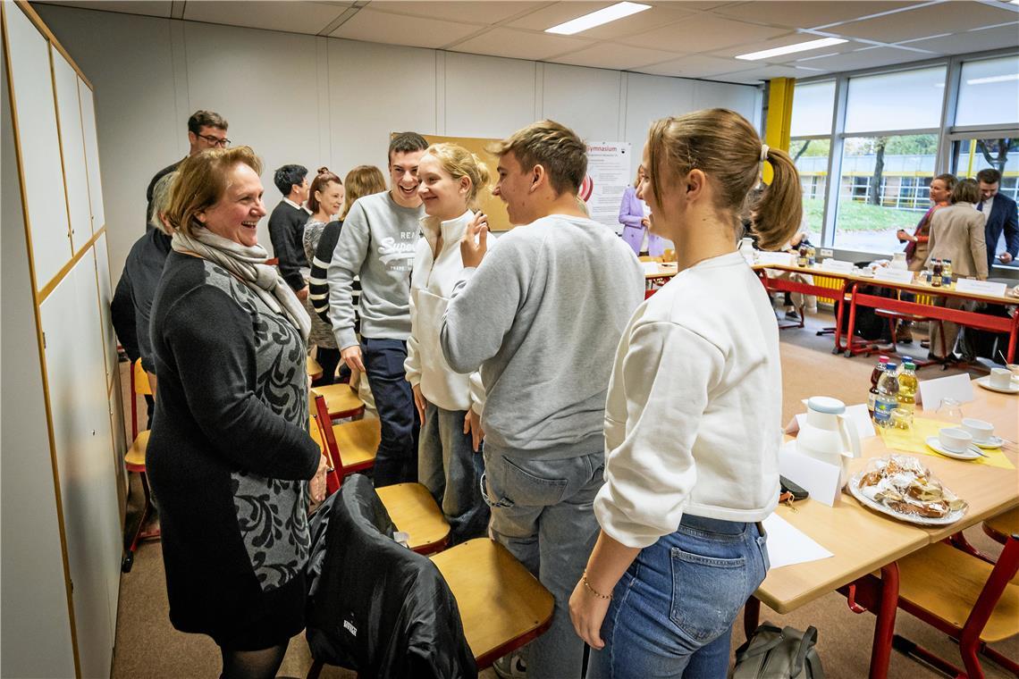 Kultusministerin steht Rede und Antwort in vier Schulen Theresa Schopper mit den Bize-Schülersprechern Luis Bachmann, Leonie Kleber, Miko Wist und Mira Mayer (von links). Foto: Alexander Becher