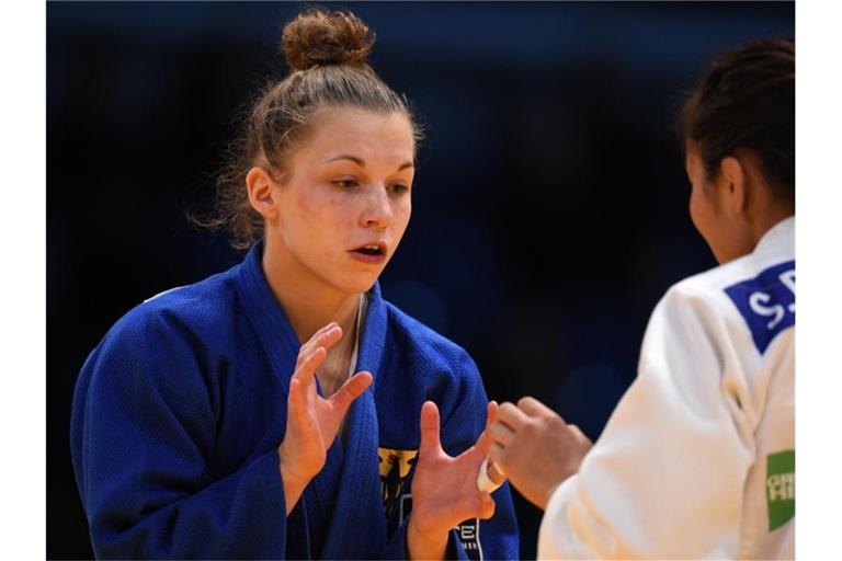 Theresa Stoll in Aktion (l), hier gegen Sumiya Dorjsuren aus der Mongolei beim Judo Grand Prix 2017. Foto: Jonas Güttler/dpa/Archivbild