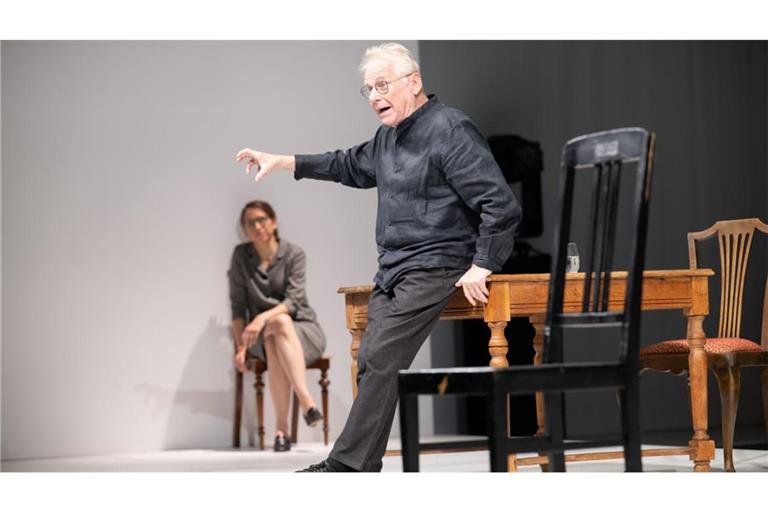 Therese Dörr als Hannah Arendt und Daniel Cohn-Bendit als er selbst in&nbsp;Burkhard C. Kosminskis Inszenierung von „Zwischen zwei Menschen entsteht manchmal, wie selten, eine Welt. Eine theatrale Erkundung zu Hannah Arendt und ,Totenauberg' von Elfriede Jelinek“ im Schauspielhaus Stuttgart.