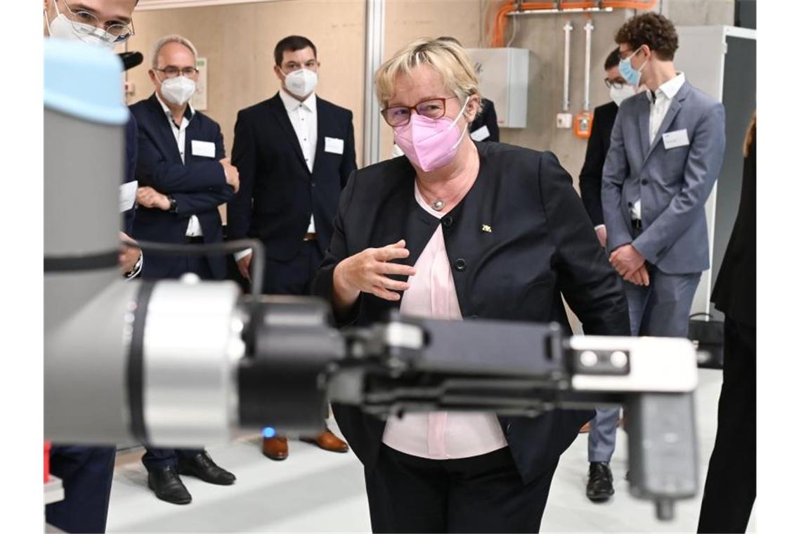 Ministerin Bauer besucht Forschungsfabrik Theresia Bauer (Bündnis 90/ Die Grünen), Wissenschaftsministerin von Baden-Württemberg, beim Besuch der Forschungsfabrik am Karlsruher Institut für Technologie (KIT). Foto: Uli Deck/dpa