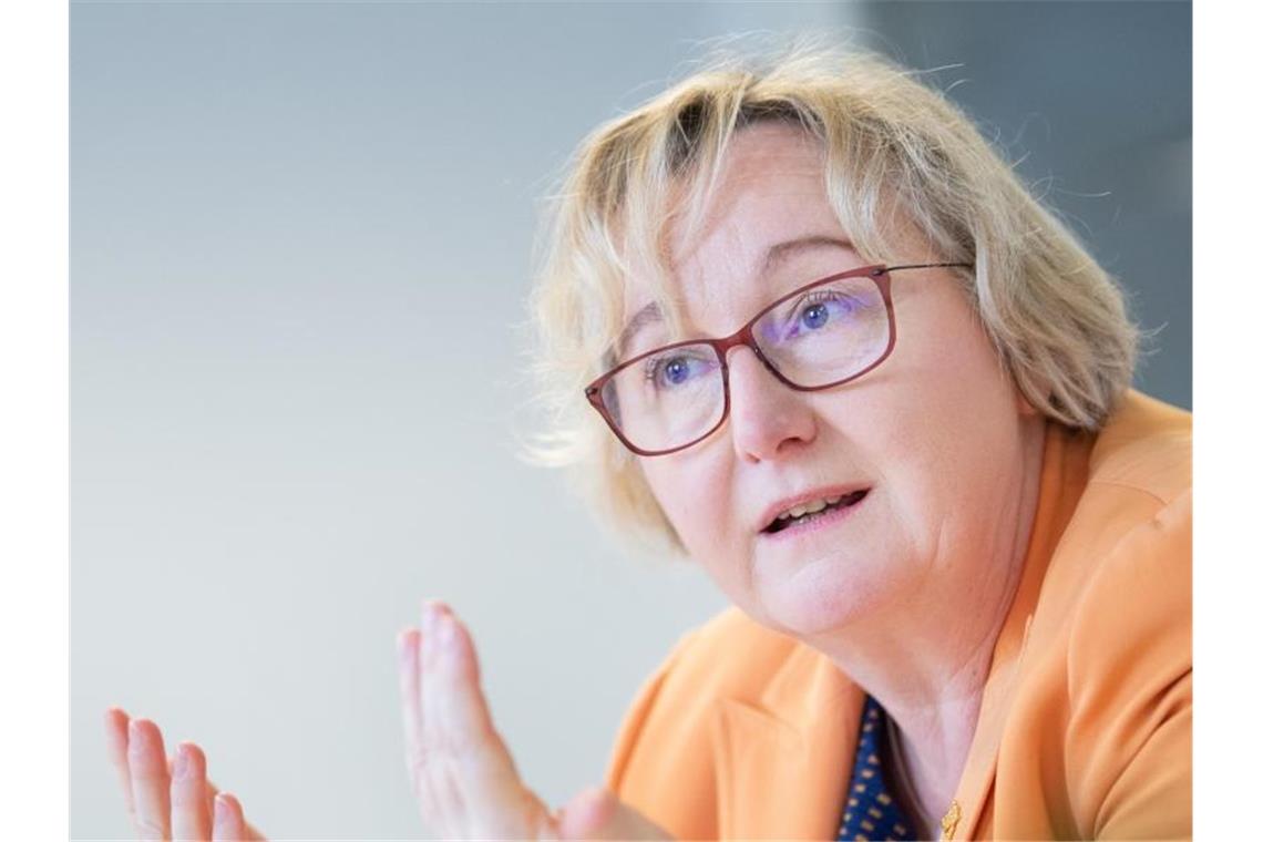 Land: neues Batterieforschungsprojekt in Karlsruhe ansiedeln Theresia Bauer (Bündnis 90/Die Grünen), Wissenschaftsministerin in Baden-Württemberg, gestikuliert. Foto: Tom Weller/dpa