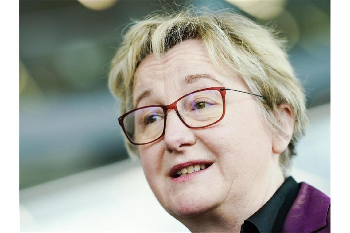 Bauer legt Ministeramt Ende September nieder Theresia Bauer (Bündnis 90/Die Grünen), Baden-Württembergs Wissenschaftsministerin, spricht. Foto: Uwe Anspach/dpa/Archivbild
