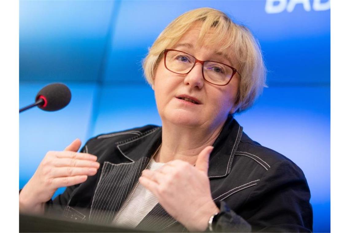 Corona-Hilfsfonds für Studenten in finanzieller Not Theresia Bauer (Bündnis 90/Die Grünen) spricht bei einer Pressekonferenz. Foto: Christoph Schmidt/dpa/Archivbild