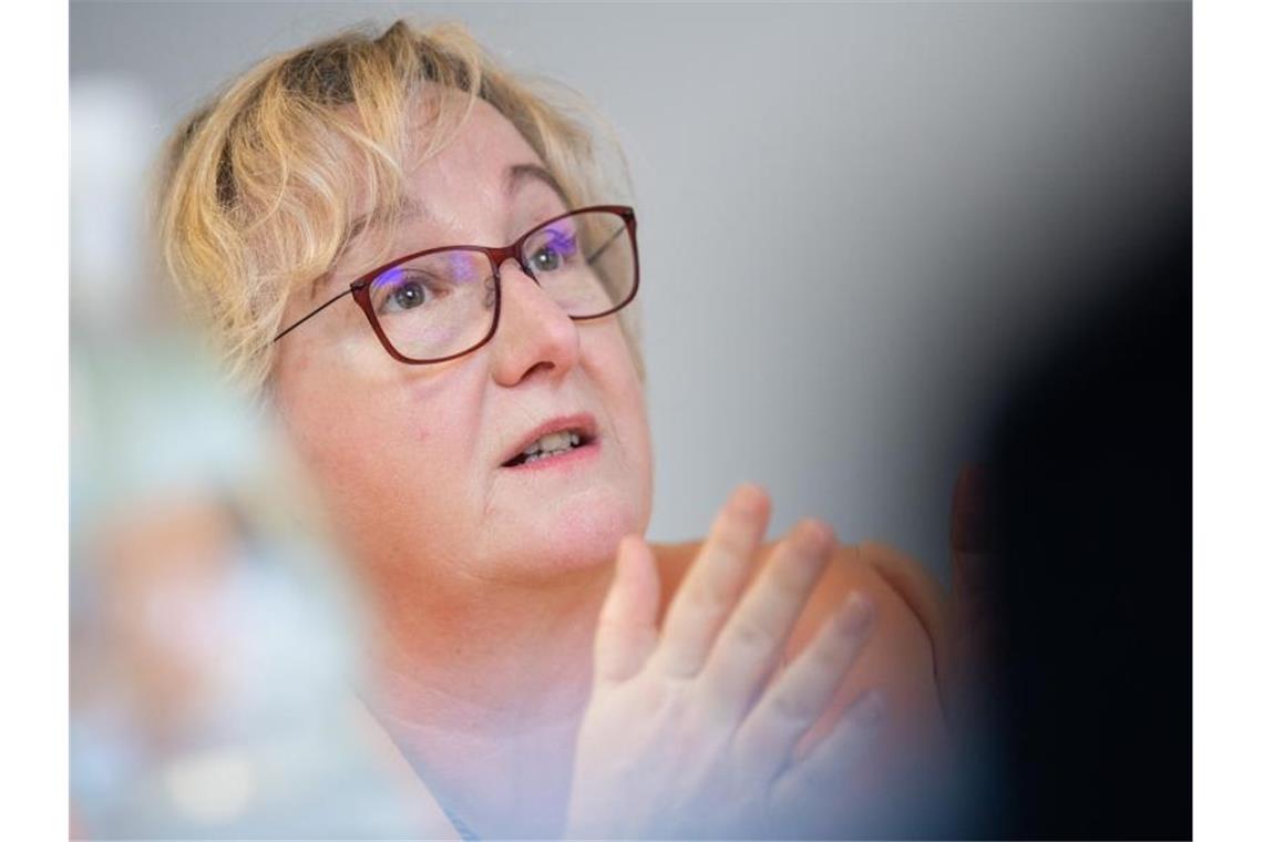 Baden-Württemberg will Vorbild in Provenienzforschung werden Theresia Bauer (Bündnis 90/Die Grünen), spricht mit Journalisten. Foto: Tom Weller/dpa/Archivbild