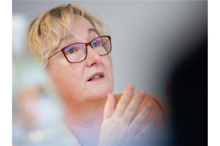 Theresia Bauer (Bündnis 90/Die Grünen), spricht mit Journalisten. Foto: Tom Weller/dpa/Archivbild