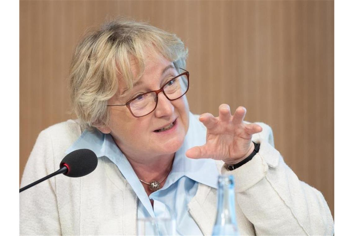 Ministerin plant Hilfsprogramm für coronabelastete Studenten Theresia Bauer (Grüne), Wissenschaftsministerin von Baden-Württemberg. Foto: Bernd Weißbrod/dpa
