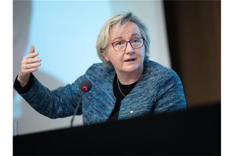 Theresia Bauer spricht auf einer Pressekonferenz. Foto: Sebastian Gollnow/dpa