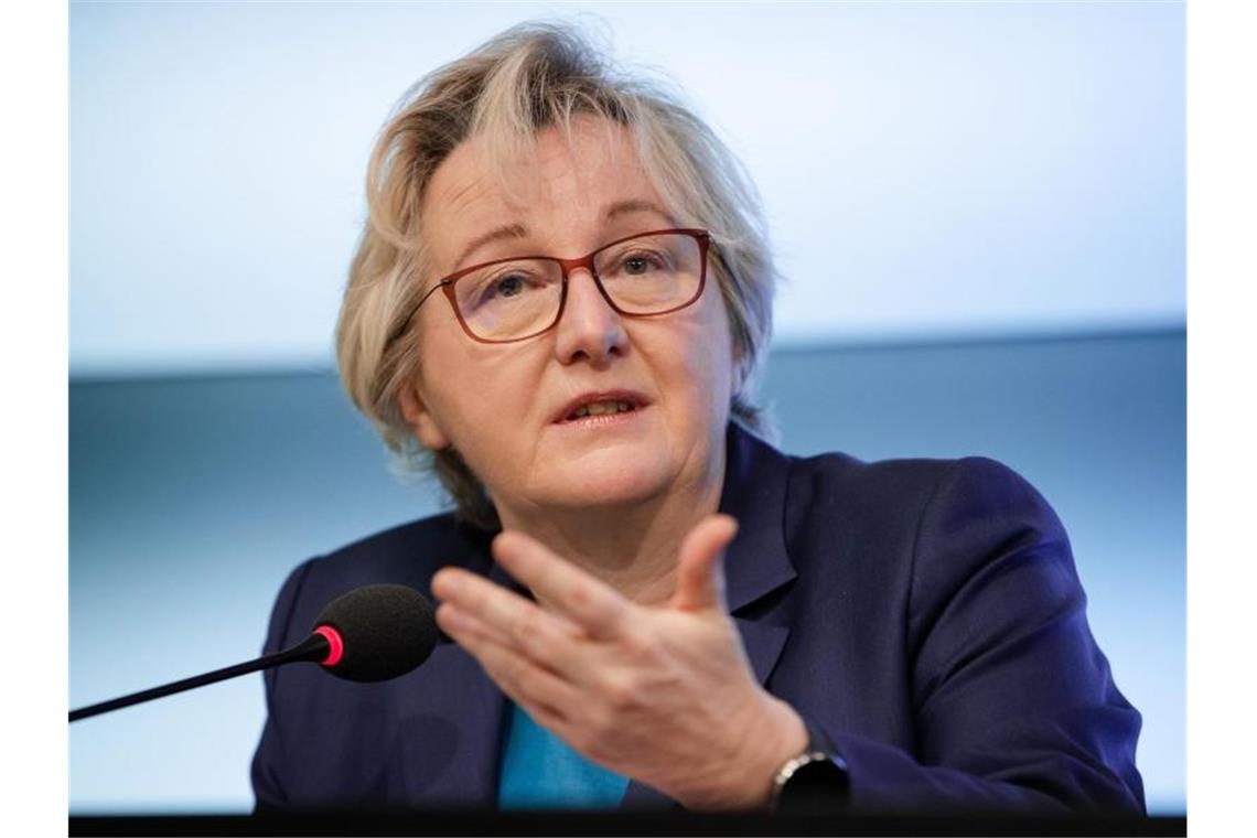 Theresia Bauer spricht bei einer Pressekonferenz. Foto: Christoph Schmidt/dpa/Archivbild