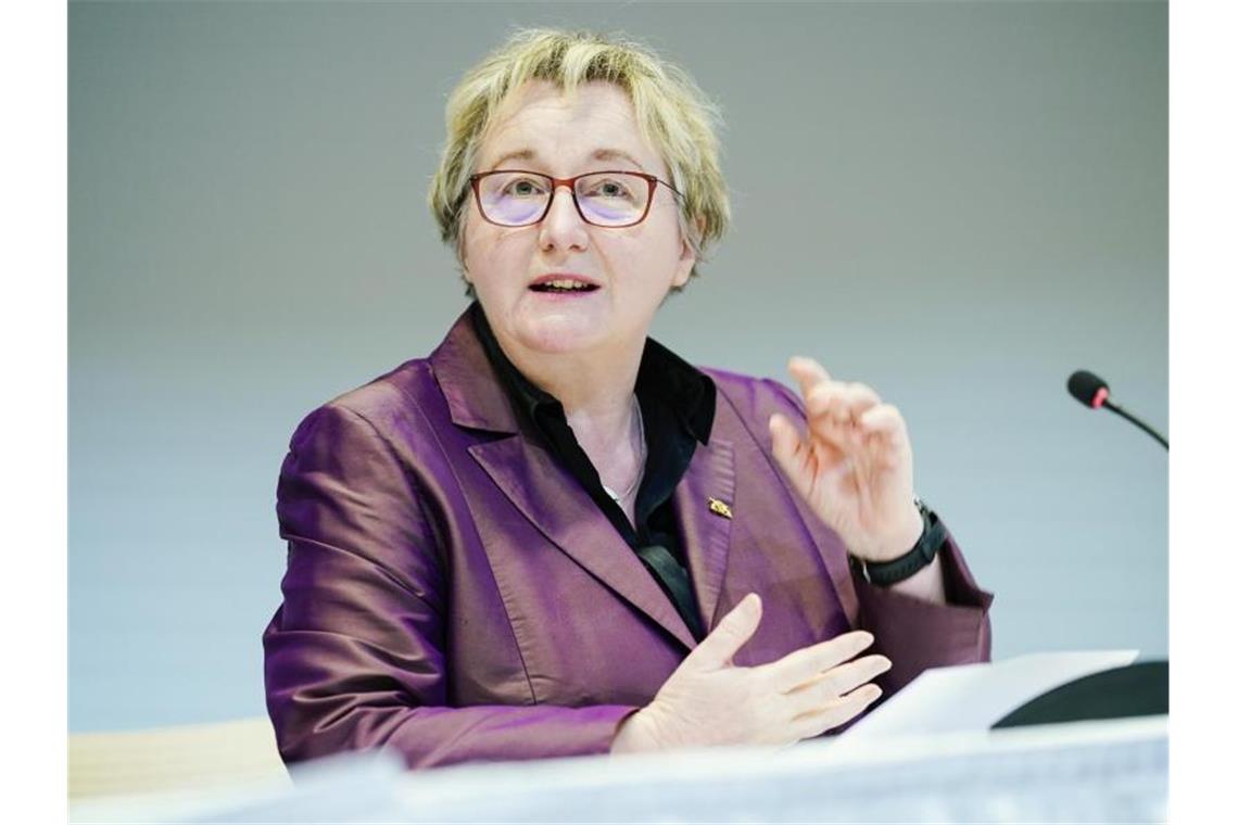 Theresia Bauer spricht bei einer Pressekonferenz. Foto: Uwe Anspach/dpa