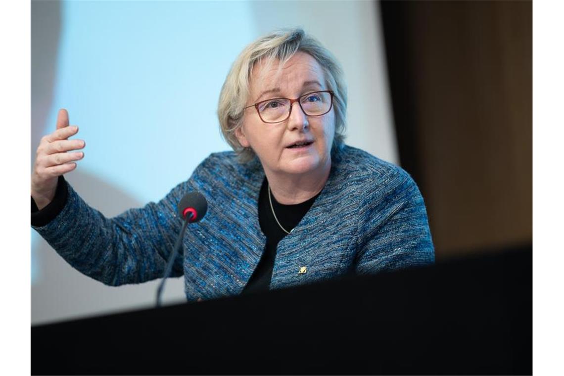 Hilfe für Absolventen der Tourismusbranche im Südwesten Theresia Bauer spricht während einer Pressekonferenz. Foto: Sebastian Gollnow/dpa
