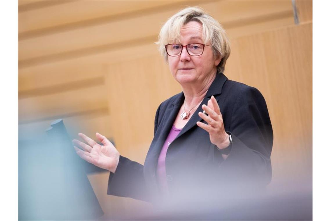 Corona: Regelstudienzeit wird um ein Semester verlängert Theresia Bauer spricht während einer Sitzung im Landtag. Foto: Tom Weller/dpa