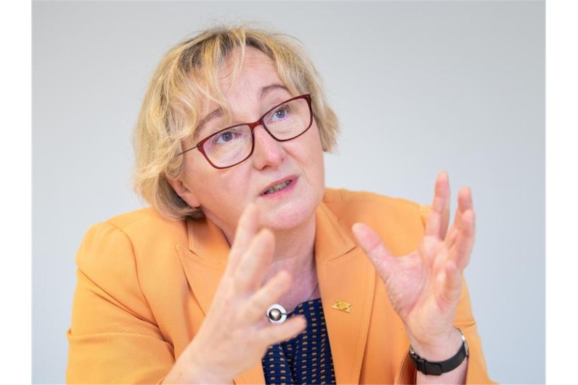 Bauer: „Opernsanierung kein Thema für eine Bürgerbefragung“ Theresia Bauer spricht während eines Interviews. Foto: Tom Weller/dpa/Archiv