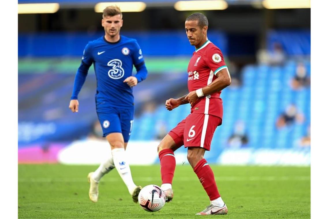 Thiago (r) vom FC Liverpool hat sich mit dem Coronavirus inviziert. Foto: Michael Regan/PA Wire/dpa