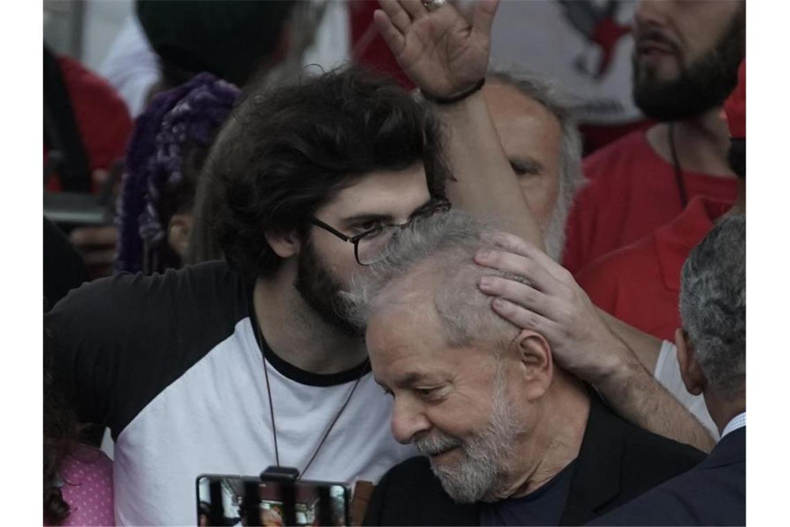 „Lula ist frei“: Brasiliens Ex-Präsident aus Haft entlassen Thiago Trindade Lula da Silva (l.) küsst seinen Großvater, Brasiliens Ex-Präsident Luiz Inácio Lula da Silva, nach dessen Entlassung aus der Haft. Foto: Leo Correa/AP/dpa