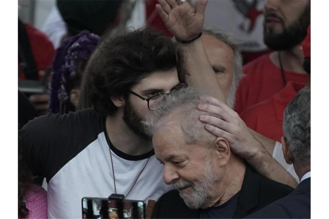 Thiago Trindade Lula da Silva (l.) küsst seinen Großvater, Brasiliens Ex-Präsident Luiz Inácio Lula da Silva, nach dessen Entlassung aus der Haft. Foto: Leo Correa/AP/dpa