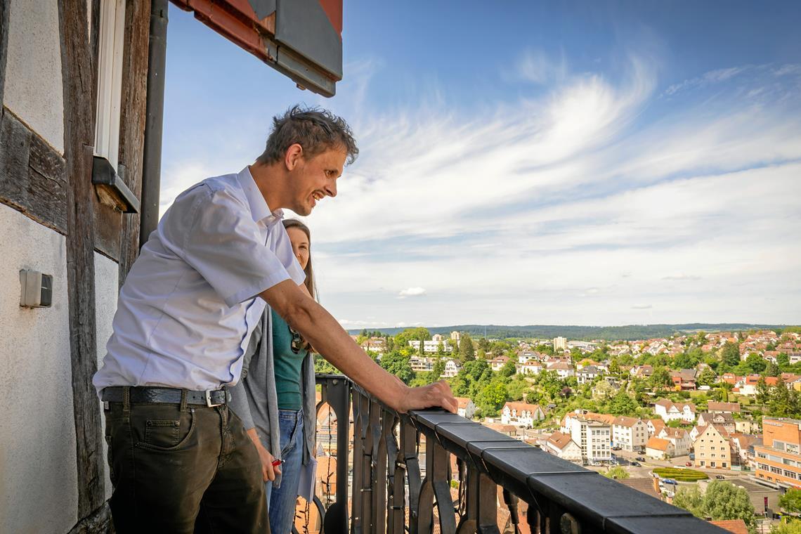 Thilo Gaiser genießt seinen ersten Blick vom Stadtturm. Den hat er sich nach dem anstrengenden Aufstieg redlich verdient. Es gab viele Treppenstufen zu überwinden. Fotos: Alexander Becher