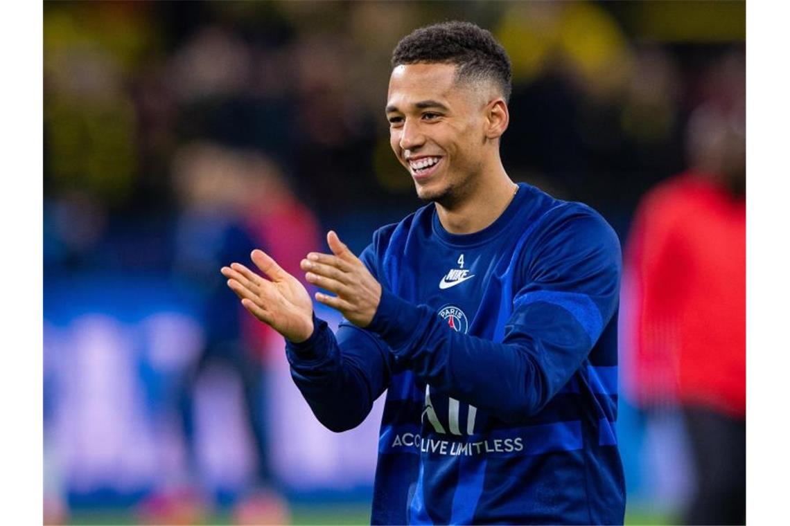 Thilo Kehrer von PSG steht beim warm machen auf dem Platz und lacht. Foto: Guido Kirchner/dpa/Archivbild