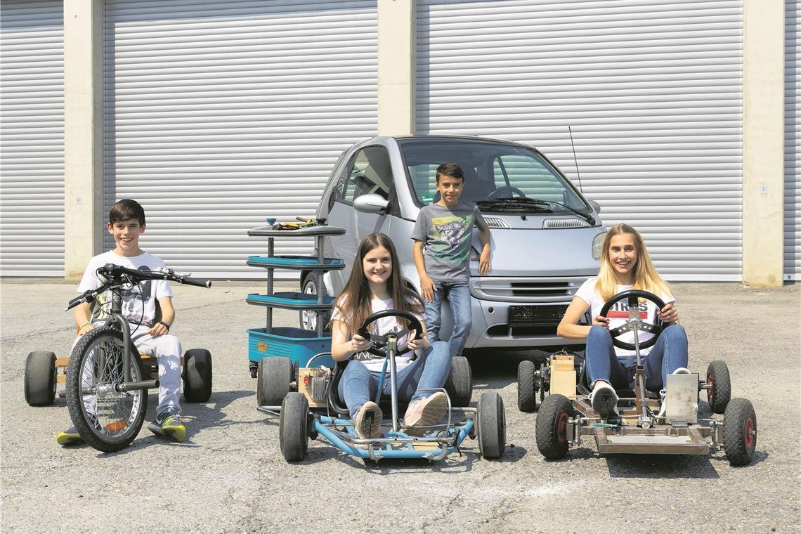 Mit Know-how zum eigenen E-Smart Thilo Kienz, Lara Golov, Jan Huschidarian und Dana Greiner (von links) sind schon eine Weile bei der Offenen Jugendwerkstatt dabei. Das nächste anstehende Projekt: Der Umbau eines Smart zum E-Auto. Foto: J. Fiedler