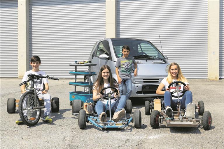 Thilo Kienz, Lara Golov, Jan Huschidarian und Dana Greiner (von links) sind schon eine Weile bei der Offenen Jugendwerkstatt dabei. Das nächste anstehende Projekt: Der Umbau eines Smart zum E-Auto. Foto: J. Fiedler