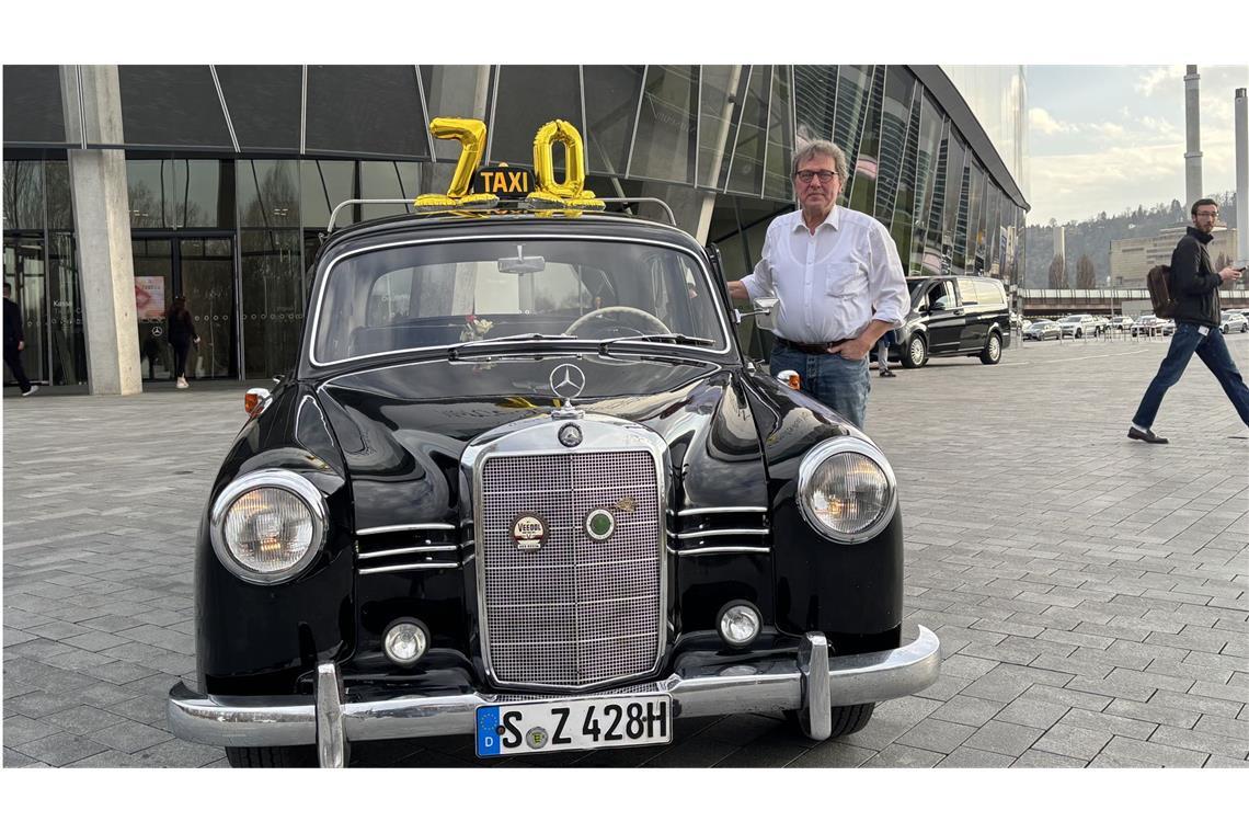 Thilo Kreiser feiert den 70. Geburtstag seines Ponton-Diesels vor dem Mercedes-Benz-Museum.